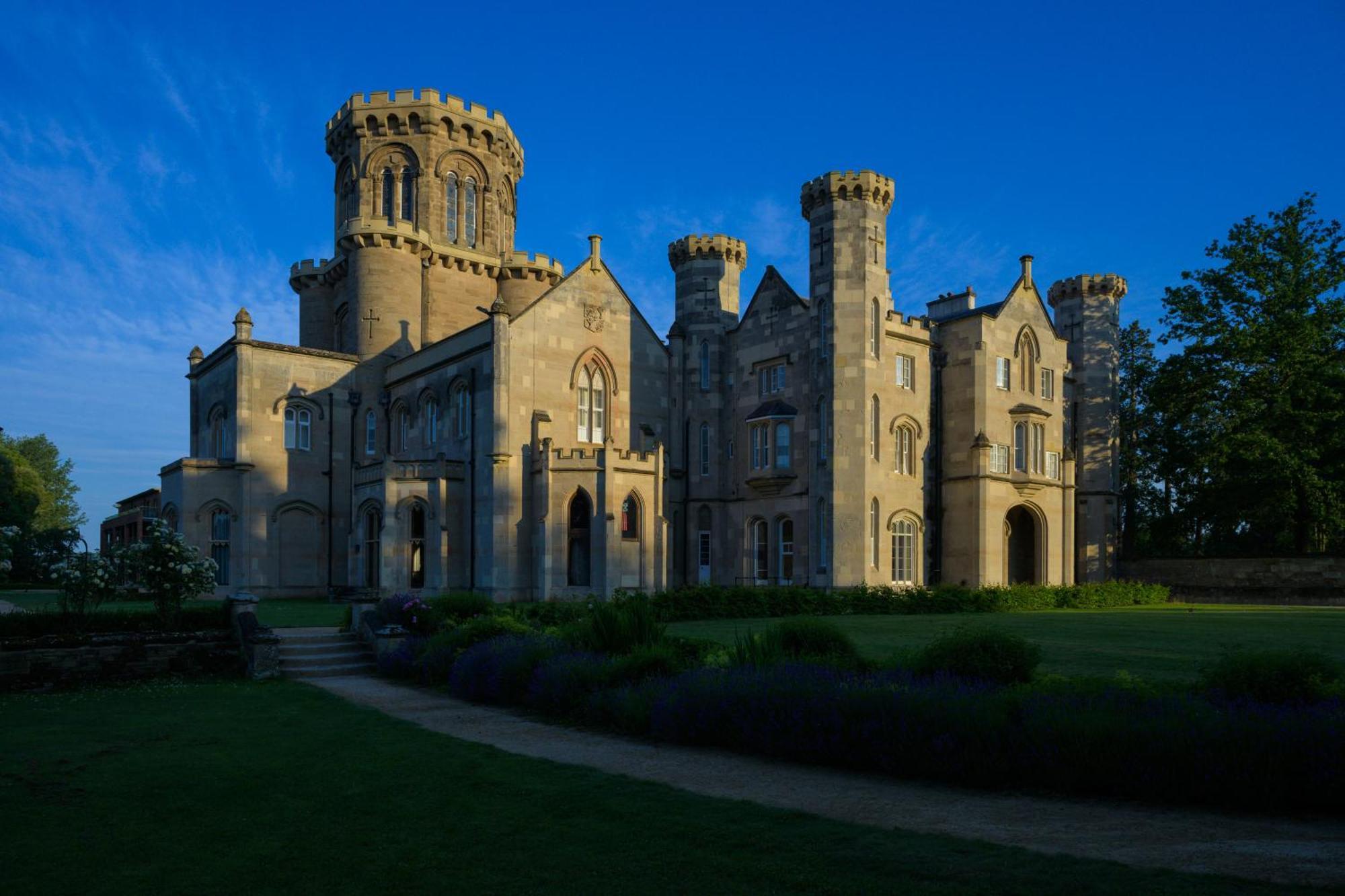 Hotel Studley Castle Exterior foto